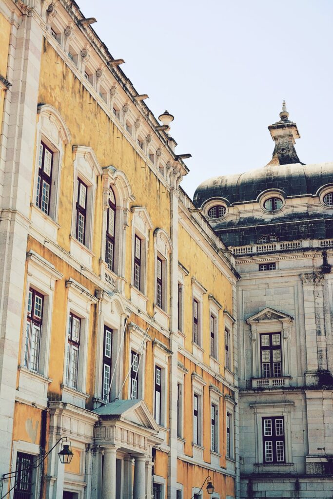 Widok na gmach główny UWr