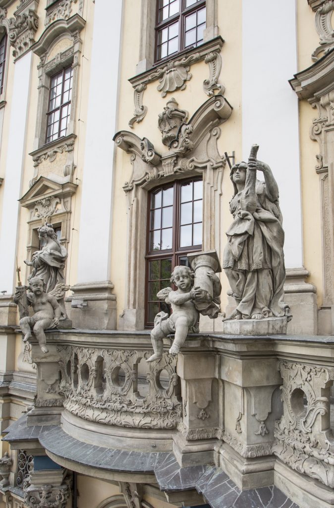 Widok na okno w gmachu głównym UWr