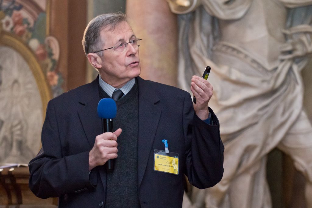 Mężczyzna z mikrofonem